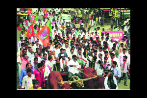 ‘ट्रक’ आणि ‘बैलगाडी’..