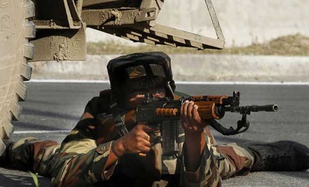 पाक लष्कर सीमेवर; भारताकडूनही काश्मीरमध्ये सीमा सुरक्षा दलाची जादा कुमक