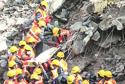 डॉकयार्ड इमारत दुरुस्तीच्या विलंबाला पालिका जबाबदार डॉकयार्ड इमारत दुरुस्तीच्या विलंबाला पालिका जबाबदार