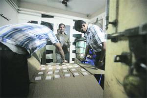 ठाण्यात महापालिकेचा दुकानावर छापा ठाण्यात महापालिकेचा दुकानावर छापा