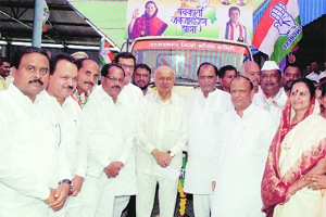 दहशतवाद्यांना फाशी दिल्यानेच पाकची घुसखोरी- गृहमंत्री शिंदे दहशतवाद्यांना फाशी दिल्यानेच पाकची घुसखोरी- गृहमंत्री शिंदे