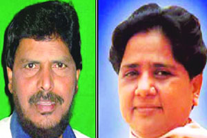 आठवले यांची बसपशी युतीची तयारी आठवले यांची बसपशी युतीची तयारी
