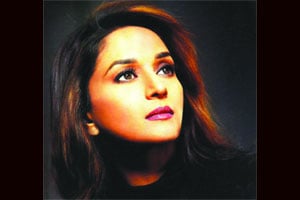 ‘देढ इश्किया’च्या पोस्टर्सवरून माधुरी गायब ‘देढ इश्किया’च्या पोस्टर्सवरून माधुरी गायब