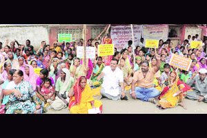नाशिक जिल्ह्यात आदिवासींची निदर्शने नाशिक जिल्ह्यात आदिवासींची निदर्शने