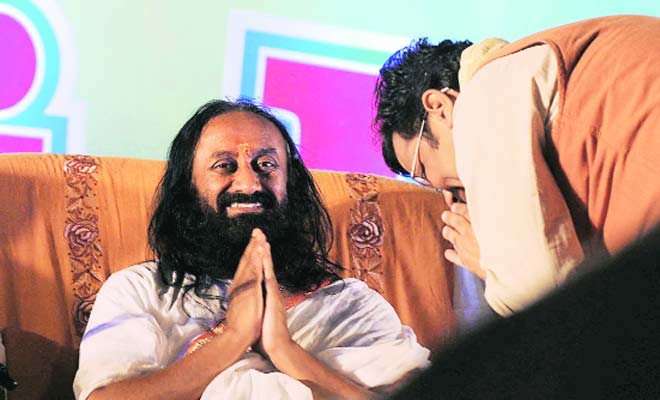 आसाराम बापूंमुळे भाविक संतांकडे संशयाने बघू लागलेत – श्री श्री रविशंकर
