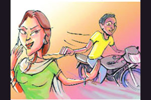 महिलेची साखळी चोरणाऱ्या दोघांना अटक महिलेची साखळी चोरणाऱ्या दोघांना अटक
