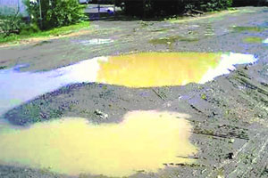खड्डे: भ्रष्टाचाराचे स्मारक खड्डे: भ्रष्टाचाराचे स्मारक