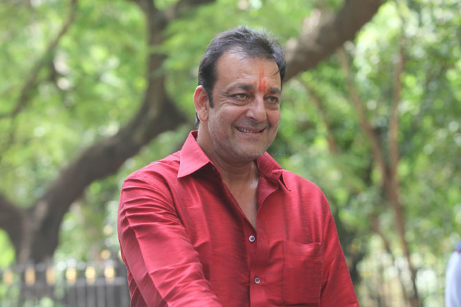 संजय दत्तला १४ दिवसांची रजा संजय दत्तला १४ दिवसांची रजा