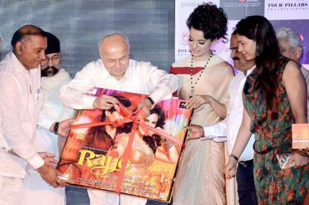 पाटण्यातील स्फोटानंतरही गृहमंत्री संगीत अनावरण सोहळ्यात व्यस्त पाटण्यातील स्फोटानंतरही गृहमंत्री संगीत अनावरण सोहळ्यात व्यस्त