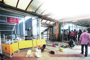 जीर्ण झालेल्या पुलाला सरकती झालर