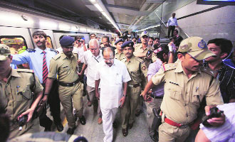तेलाच्या खर्चात कपातीसाठी मोईलींचा मेट्रोप्रवास तेलाच्या खर्चात कपातीसाठी मोईलींचा मेट्रोप्रवास