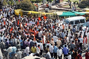 आमदार सांबरे यांच्यासह सेनेच्या पुढाऱ्यांवर गुन्हा आमदार सांबरे यांच्यासह सेनेच्या पुढाऱ्यांवर गुन्हा
