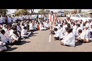 महावितरण, बांधकाम विभागाच्या निषेधार्थ सर्वपक्षीयांचे ‘रास्ता रोको’