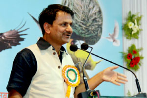 ‘बाजारू मनोरंजनात गुदमरण्यापेक्षा कला, संगीत गुण विकसित करावे’ ‘बाजारू मनोरंजनात गुदमरण्यापेक्षा कला, संगीत गुण विकसित करावे’