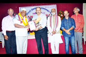 चारठाणकर प्रतिष्ठानचे सेवागौरव पुरस्कार प्रदान चारठाणकर प्रतिष्ठानचे सेवागौरव पुरस्कार प्रदान