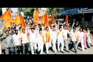 ‘अलमट्टी’ची उंची वाढविण्याच्या निर्णयाविरुद्ध शिवसेनेचा मोर्चा ‘अलमट्टी’ची उंची वाढविण्याच्या निर्णयाविरुद्ध शिवसेनेचा मोर्चा