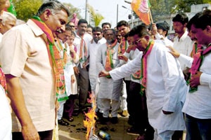 मुख्यमंत्र्यांच्या पुतळय़ाचे भाजपतर्फे लातुरात दहन मुख्यमंत्र्यांच्या पुतळय़ाचे भाजपतर्फे लातुरात दहन