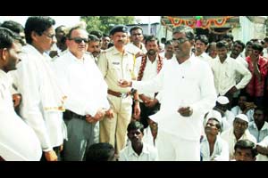 वीजप्रश्नी शेतकरी रस्त्यावर