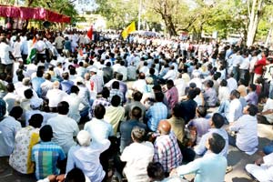 टोल आकारणीविरोधात कोल्हापुरात ठिय्या आंदोलन टोल आकारणीविरोधात कोल्हापुरात ठिय्या आंदोलन