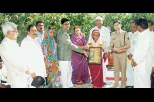 फ. मुं.ची अक्षर अभिव्यक्ती पोस्टर रूपाने वितरित फ. मुं.ची अक्षर अभिव्यक्ती पोस्टर रूपाने वितरित