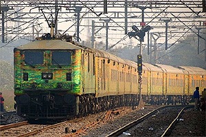 अडीच तास उशिराने धावल्या सर्वच रेल्वेगाडय़ा