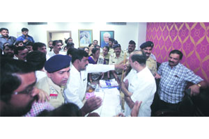 राडेबाज नेत्यांमुळे ठाणेकर नागरिक हतबल