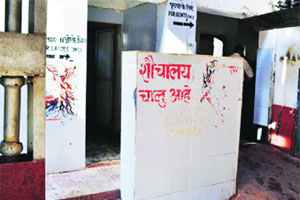 ठाणे स्थानकात डिलक्स स्वच्छतागृहाच्या बोलगप्पाच ठाणे स्थानकात डिलक्स स्वच्छतागृहाच्या बोलगप्पाच