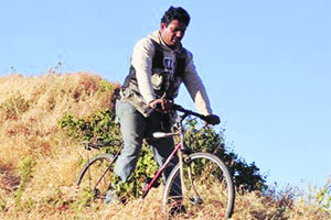 १३ वर्षे, दोन चाके आणि पन्नास किल्ले! १३ वर्षे, दोन चाके आणि पन्नास किल्ले!