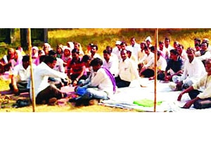 शेतकऱ्यांच्या उपोषणापुढे प्रशासनाने नमले, १४० एकराला देणार ओलित शेतकऱ्यांच्या उपोषणापुढे प्रशासनाने नमले, १४० एकराला देणार ओलित