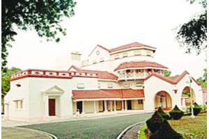 ‘देवगिरी’वर राष्ट्रवादी काँग्रेसच्या कार्यकर्त्यांचा वावर