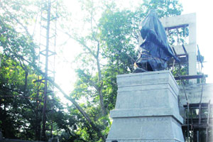 छत्रपतींच्या संरक्षणाला विनानिविदा कंत्राटाचे कवच