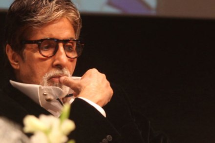 समलैंगिकतेच्या निकालावरील अमिताभ बच्चन यांची भूमिका संदिग्ध समलैंगिकतेच्या निकालावरील अमिताभ बच्चन यांची भूमिका संदिग्ध