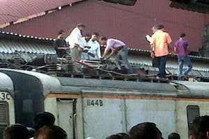 बदलापूरजवळ तुटलेला पेंटाग्राफ दुरूस्त; ‘सीएसटी’कडे येणारी वाहतूक सुरू बदलापूरजवळ तुटलेला पेंटाग्राफ दुरूस्त; ‘सीएसटी’कडे येणारी वाहतूक सुरू