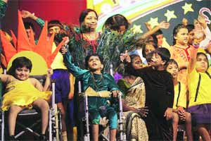 अपंगांबद्दल सरकार संवेदनशून्य