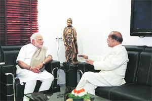 मोदींच्या सदिच्छा भेटीसाठी मनोहर जोशी गांधीनंगरात.. मोदींच्या सदिच्छा भेटीसाठी मनोहर जोशी गांधीनंगरात..