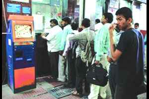 मेल-एक्सप्रेसची तिकिटे आता एटीव्हीएमवर काढा