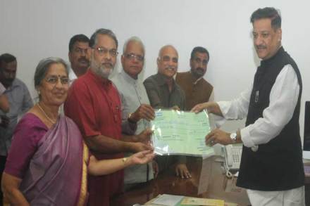 साहित्य संमेलनासाठीचा २५ लाखांचा निधी महामंडळाकडे सुपूर्द साहित्य संमेलनासाठीचा २५ लाखांचा निधी महामंडळाकडे सुपूर्द