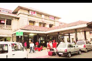 स्थानकात ‘नो पार्किंग झोन’मधील वाहनांवर आता रेल्वेकडूनही कारवाई