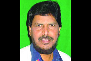 महायुतीतून बाहेर पडण्यासाठी रिपाइंमधून दबाव महायुतीतून बाहेर पडण्यासाठी रिपाइंमधून दबाव