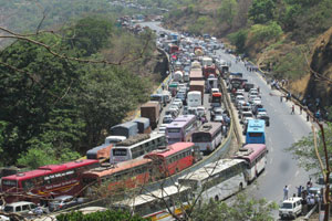 खंडाळ्यात तीन बसेसच्या विचित्र अपघातात तीन जखमी