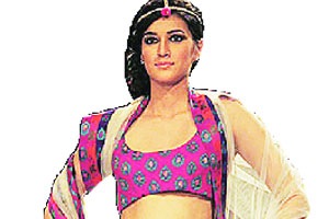 फॅशन पॅशन : फंक्शनसाठी नियॉन सिक्विन