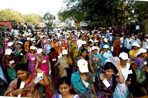 महिलांच्या चालण्याच्या स्पध्रेस चांगला प्रतिसाद श्यामल राठोड, राजकन्या मुळे यांच्यासह ११ महिलांना बक्षिसे महिलांच्या चालण्याच्या स्पध्रेस चांगला प्रतिसाद श्यामल राठोड, राजकन्या मुळे यांच्यासह ११ महिलांना बक्षिसे