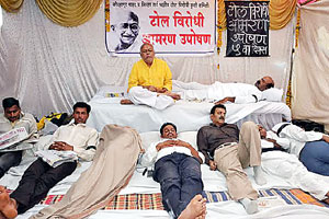 निर्मला गावित- आंदोलकांमध्ये वाद; उपोषणकर्त्यांची प्रकृती बिघडली निर्मला गावित- आंदोलकांमध्ये वाद; उपोषणकर्त्यांची प्रकृती बिघडली