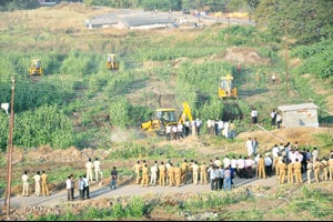 सोलापुरात जनावरांच्या बाजारासाठी पोलीस बंदोबस्तात जमिनीचा ताबा सोलापुरात जनावरांच्या बाजारासाठी पोलीस बंदोबस्तात जमिनीचा ताबा
