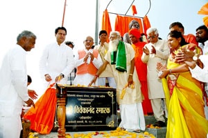 लोकसहभागातून उभारलेल्या स्वामी विवेकानंदांच्या पूर्णाकृती पुतळय़ाचे लातुरात अनावरण लोकसहभागातून उभारलेल्या स्वामी विवेकानंदांच्या पूर्णाकृती पुतळय़ाचे लातुरात अनावरण