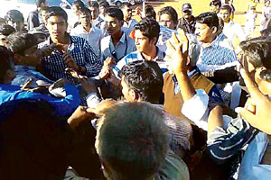 घोडेवाल्यांनी चाबकाने फोडून काढल्याने महाविद्यालयीन विद्यार्थी जखमी घोडेवाल्यांनी चाबकाने फोडून काढल्याने महाविद्यालयीन विद्यार्थी जखमी