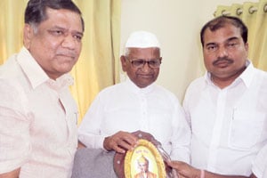 कर्नाटकचे माजी मुख्यमंत्री शेट्टर यांची अण्णा हजारे यांच्याशी भेट कर्नाटकचे माजी मुख्यमंत्री शेट्टर यांची अण्णा हजारे यांच्याशी भेट