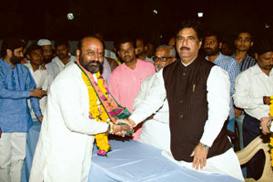 समर्थकांसह कुलदीप ठाकूर खा. मुंडेंच्या साक्षीने भाजपत समर्थकांसह कुलदीप ठाकूर खा. मुंडेंच्या साक्षीने भाजपत