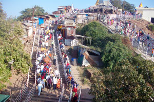 मांढरदेव यात्रेस तीन लाख भाविकांची उपस्थिती मांढरदेव यात्रेस तीन लाख भाविकांची उपस्थिती