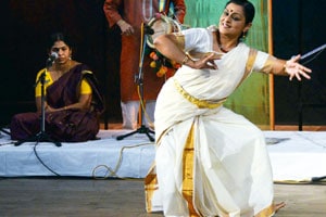 संगीताची साम्यस्थळे शोधत शारंगदेव महोत्सवास प्रारंभ संगीताची साम्यस्थळे शोधत शारंगदेव महोत्सवास प्रारंभ